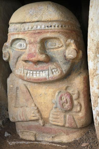 Foto van The king at the tombs of El Purutal: the only coloured statues of the regionSan AgustÃ­n - Colombia