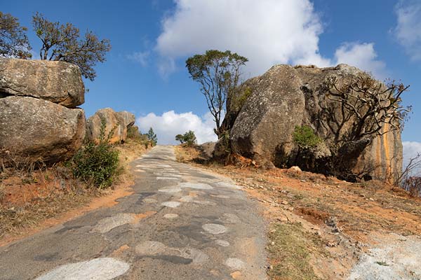 Foto van Road between rocks on Sibebe rockSibebe - Eswatini