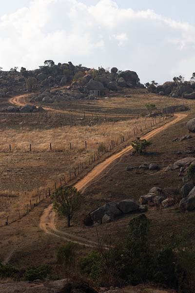 Foto de Dirt track on the slopes of Sibebe rockSibebe - Eswatini