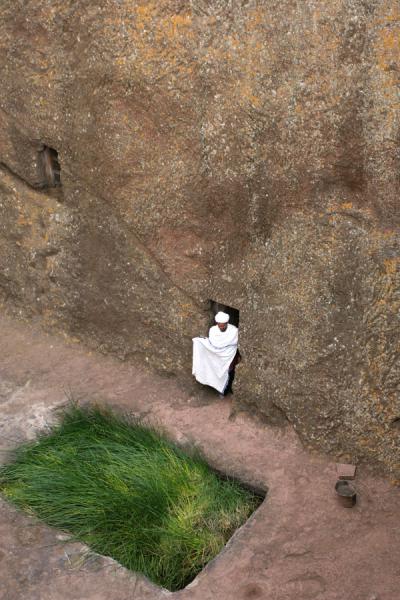 Picture of Lalibela priests (Ethiopia): Priest near baptismal pool at Bet Giyorgis