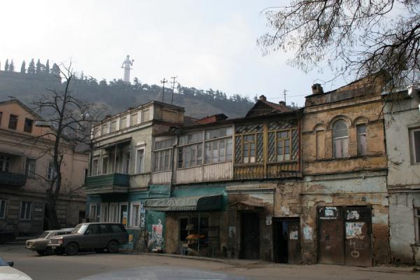 Foto de Small square in Tbilisi with statue of Kartlis Deda in the backgroundTbilisi - Georgia