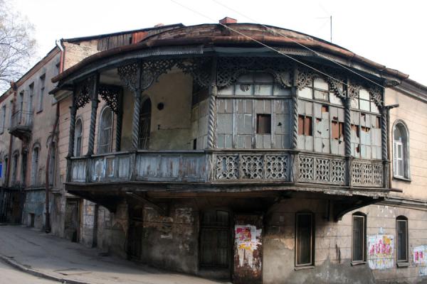 House with balcony typical of old town of Tbilisi | Straten van Tbilisi | GeorgiÃ«