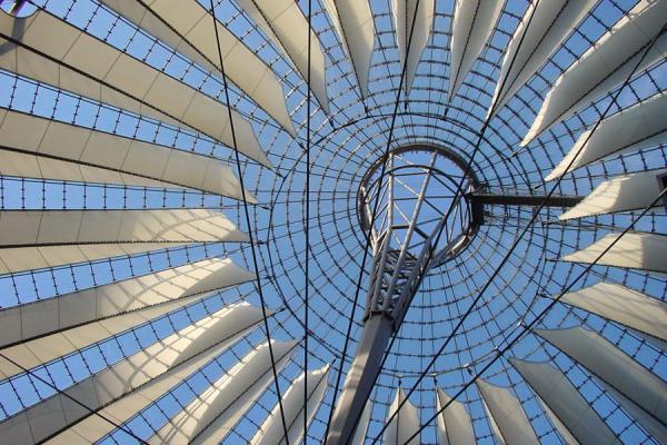 Foto de Inside of Sony Centre from belowBerlÃ­n - Alemania