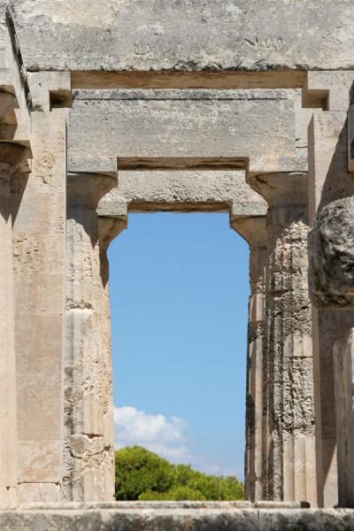 Picture of Aphaia Temple (Greece): Temple of Aphaia: looking through the temple