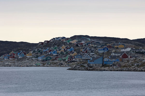 Foto di Colourful houses on the fjord of Aasiaat -  - Europa