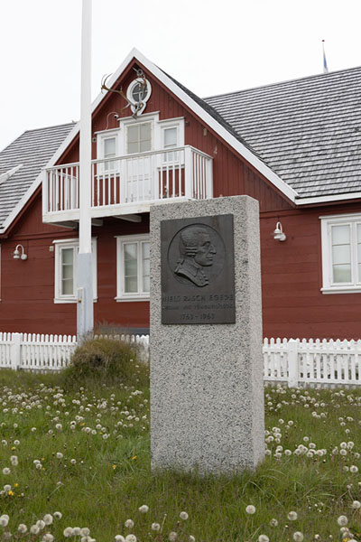 Photo de Memorial stone for the founder of Aasiaat, Niels Egede in front of the museum of AasiaatAasiaat - 