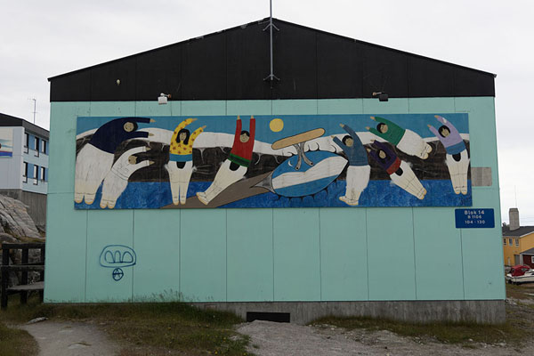 Foto di Wall painting on a building in AasiaatAasiaat - 