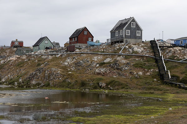 Foto di Traditional wooden houses on rocks in AasiaatAasiaat - 