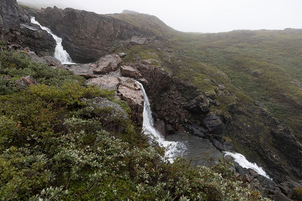 Foto de Waterfalls in the lush Geeenlandic landscape near IgalikuIgaliku - 