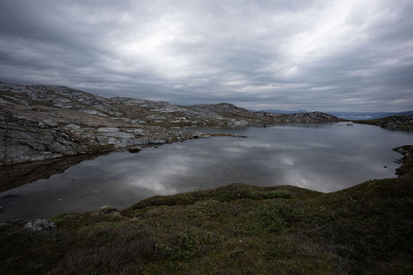 Photo de Small lake on the trail to the viewpoint over Tunulliarfik and Qooroq fjordIgaliku - 