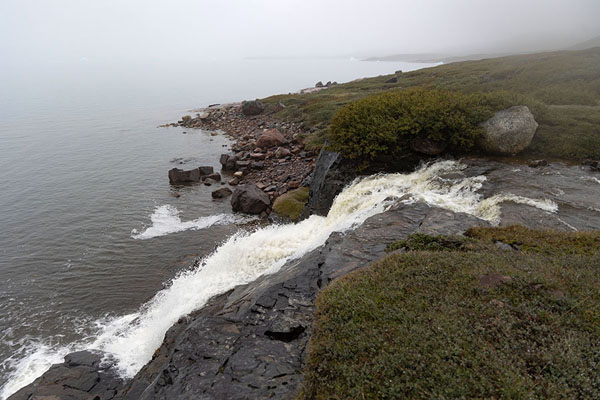 Foto de One of the many waterfalls on the waterfall trail, falling straight into Tunulliarfik fjord -  - Europa