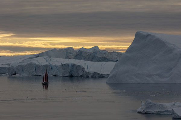 Boat sailing near icebergs at the mouth of the icefjord of Ilulissat | Fiordo de Ilulissat | 