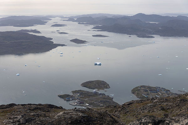 Foto de View over the town of Narsaq and the fjord with icebergsNarsaq - 