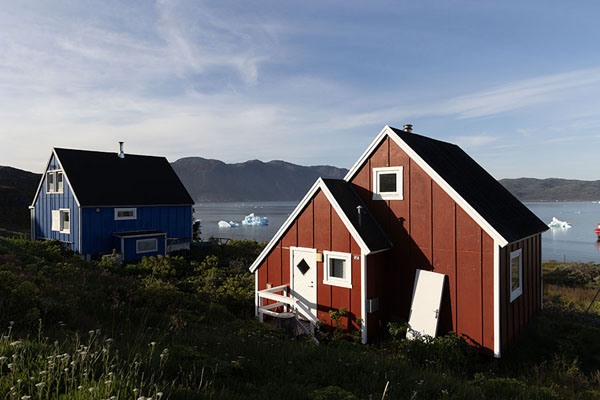 Foto van Red and blue house in Narsaq with icebergs in the backgroundNarsaq - 