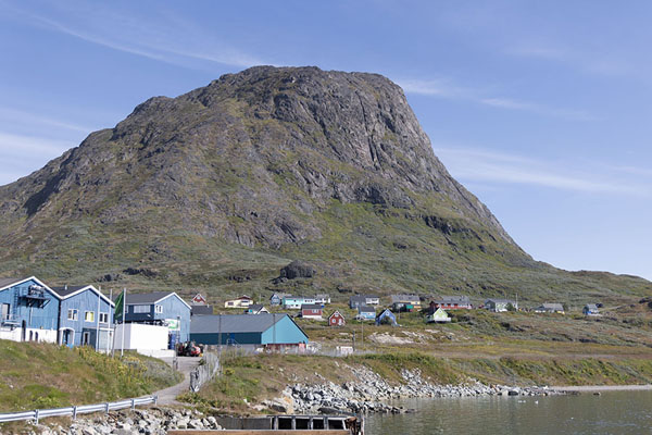 Photo de Qaqqarsuaq peak looming over the town of Narsaq -  - Europe