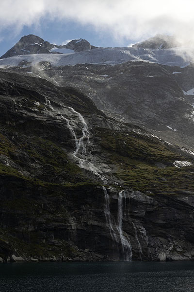 Waterfall coming down from glacier below Sermitsiaq peak | Fiordo di Nuuk | 