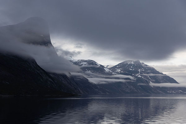 Foto di Clouds hanging around mountains looming over Nuup KangerluaFiordo di Nuuk - 