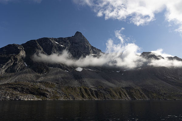 Clouds clinging to the mountains rising from Nuup Kangerlua or Nuuk fjord | Fjord de Nuuk | 