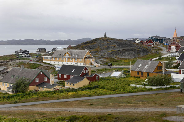 Foto van Looking out over the old part of Nuuk with statue of founder Hans Egede in the backgroundNuuk - 