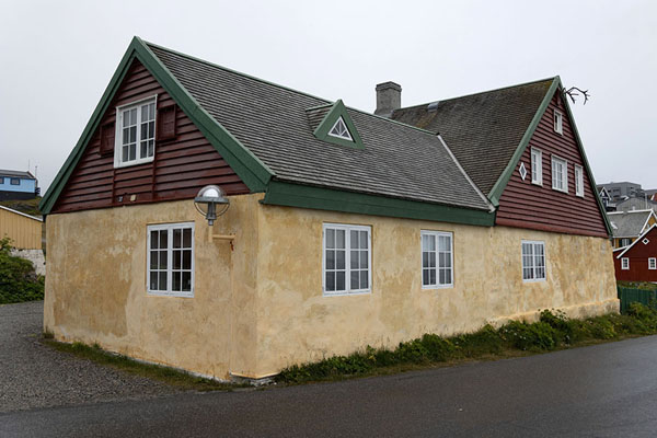 Foto van Hans Egedes house, a historic building in the old part of NuukNuuk - 