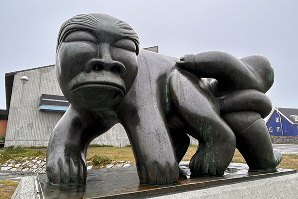 Foto de One of the pieces of modern art in the streets of Nuuk: Kaassassuk -  - Europa