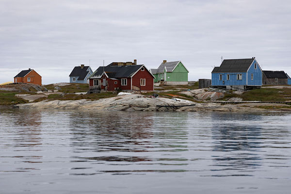 Foto di The colourful houses of Oqaatsut seen from the oceanOqaatsut - 