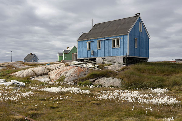 Foto van Looking up a blue house in OqaatsutOqaatsut - 