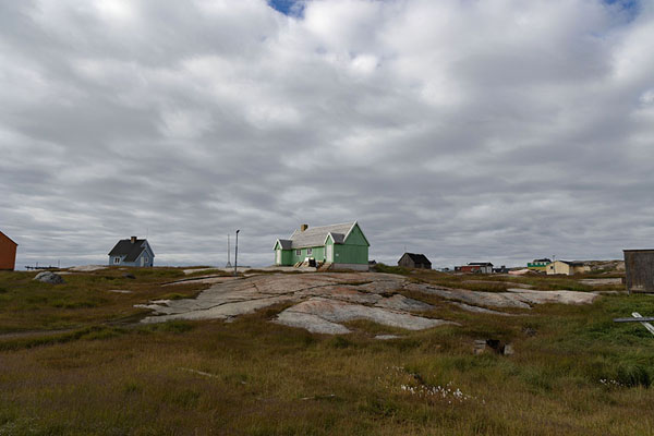 Foto van View of Oqaatsut with colourful wooden housesOqaatsut - 