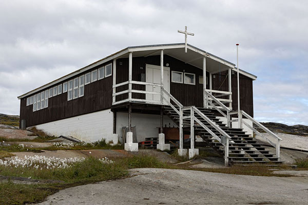 Photo de The church of Oqaatsut which is also used as a schoolOqaatsut - 