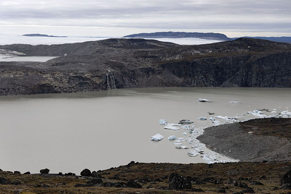 Foto van Lake with icebergs and waterfall, with the ice sheet in the backgroundPaakitsoq - 