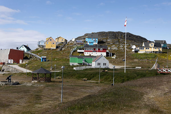 Photo de View of Paamiut with houses built on grass and rocks -  - Europe