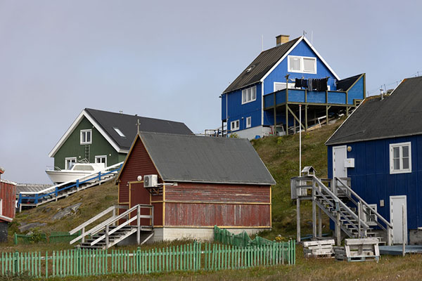 Foto de Several wooden houses painted blue, red and green in Paamiut -  - Europa