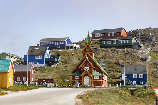 Photo de View of the central part of Paamiut with church and colourful housesPaamiut - 