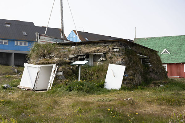 Foto van Traditional house with turf, grass and stone in PaamiutPaamiut - 