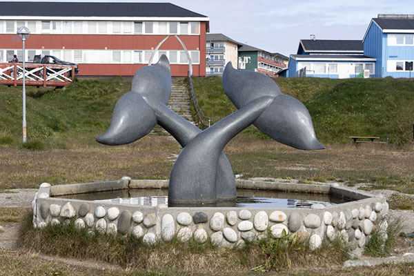 Foto de Sculpture with whale tails on a square in PaamiutPaamiut - 