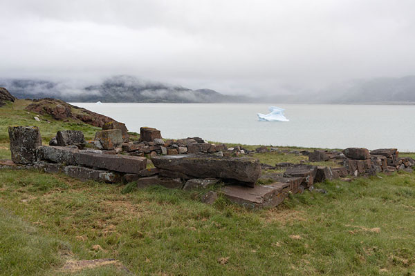 Foto van Ruins of Brattahlíð with Tunulliarfik fjord and icebergs in the backgroundQassiarsuk - 