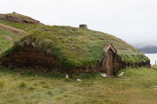 Foto di Traditional Norse house with stones, turf and grass in Qassiarsuk -  - Europa