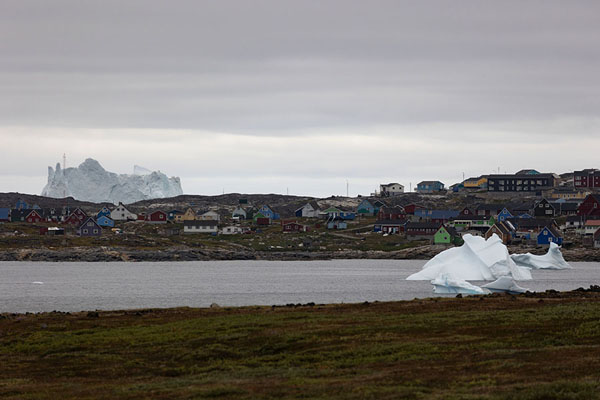 Foto de Iceberg towering abovre the village of Qeqertarsuaq in the south of Disko Island -  - Europa