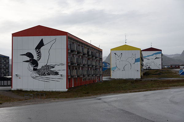 Foto di Wall paintings on apartment blocks in Sisimiut -  - Europa