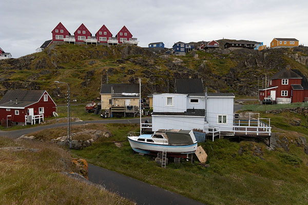 Foto van Houses and boats on the rocks of SisimiutSisimiut - 