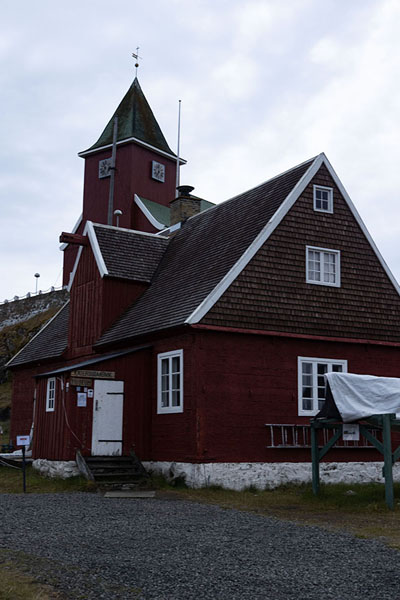 Foto di Remarkable red building in Sisimiut housing the museum -  - Europa