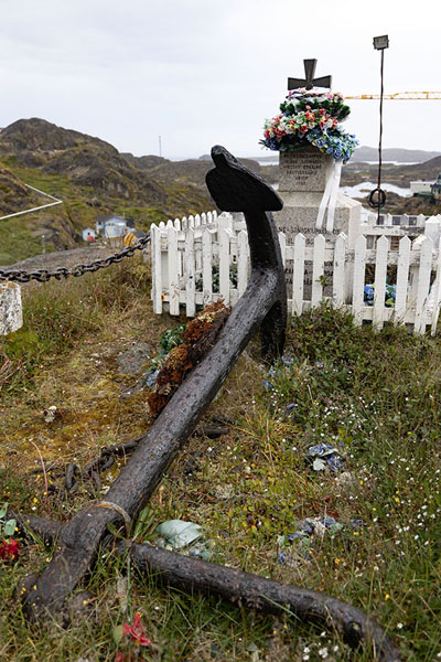 Foto di Monument for the fallen war heroes with anchor, cross and flowers in the city of SisimiutSisimiut - 