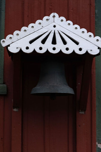 Photo de Bell on the wall of one of the old buildings of SisimiutSisimiut - 