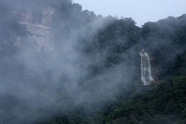 One of the many waterfalls in the Potaro canyon | Kaieteur per terra | Guyana