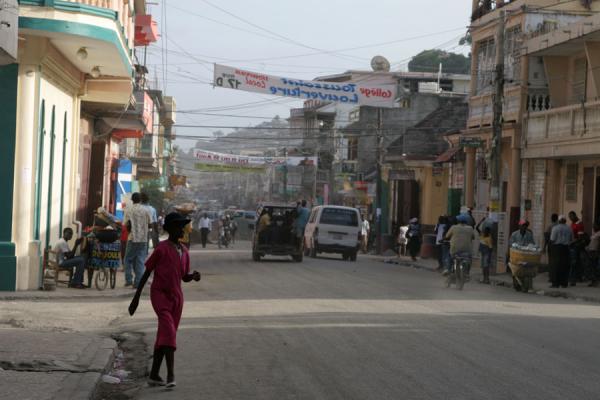 Foto de Woman about to cross a main street in Cap HaïtienCap HaÃ¯tien - HaitÃ­