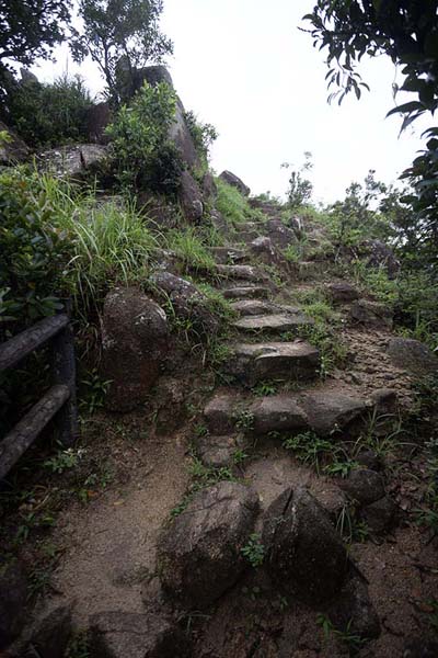 Photo de Stairs and muddy trail on the way up to Lion Rock - Hong Kong - Asie