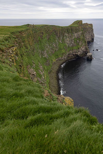 Foto van Steep cliffs at the east side of Grímsey islandGrímsey - IJsland