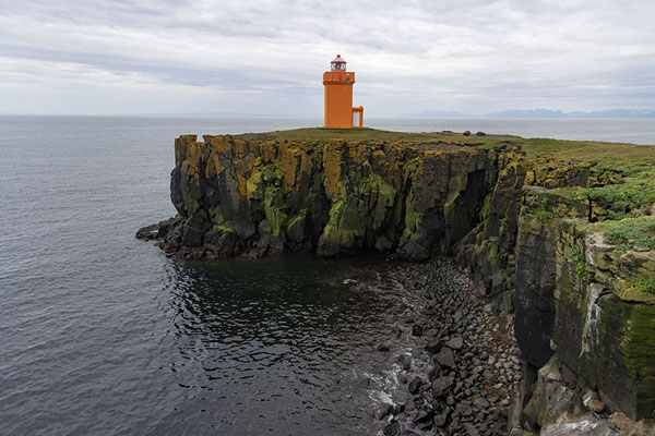 Lighthouse on top of a basalt rock cape at the south side of Grímsey | Isla de Grímsey | Islandia