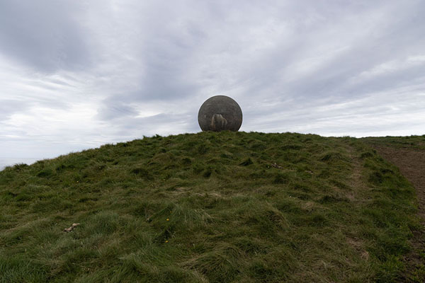 The Orbis et Globus monument marking the Arctic Circle in the north of the island | Isla de Grímsey | Islandia