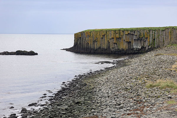 Pebble beach and basalt rocks at the south side of Grímsey island | Ile Grímsey | Islande